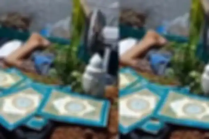 Seorang pria tidur di samping makam
