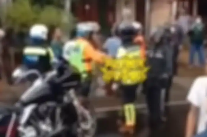 Viral rombongan moge lawan sopir truk