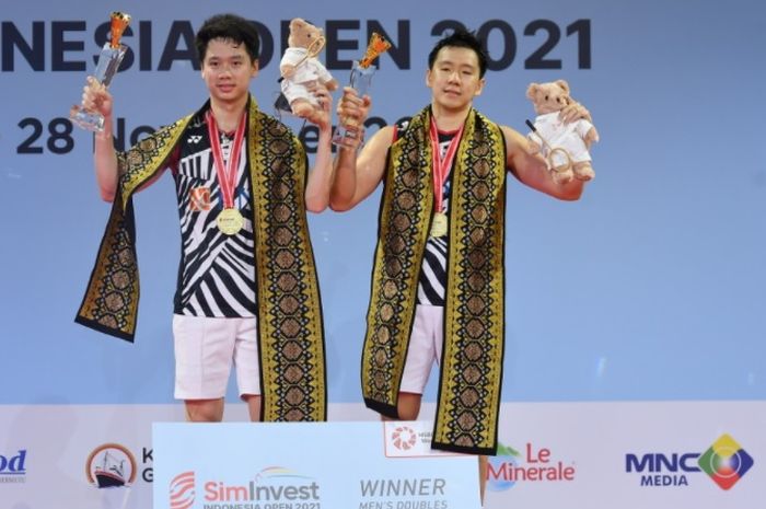 Pasangan ganda putra Indonesia, Marcus Fernaldi Gideon/Kevin Sanjaya Sukamuljo, berdiri di podium juara setelah memenangi final Indonesia Open 2021 yang digelar di Bali International Convention Centre, Bali, 28 November 2021.