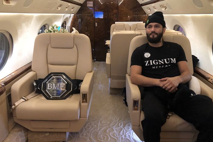 Petarung UFC, Jorge Masvidal, berpose bersama sabuk BMF.