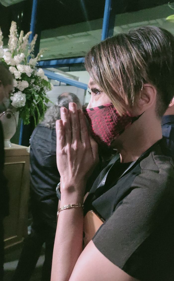 Rosianna Silalahi berlinang air mata saat beri penghormatan terakhir untuk Jako Oetama di Gedung Kompas Gramedia, Rabu (9/9/2020).