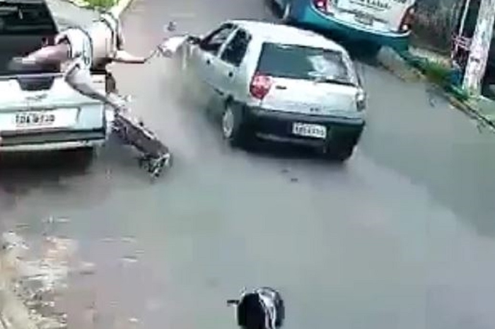 Badan sampai terpental ke atas dan helm lepas