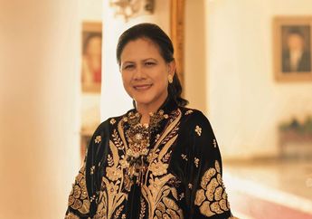 Gaya Kasual Chic Ibu Negara Iriana Jokowi Padukan Kerudung saat ke Labuan Bajo