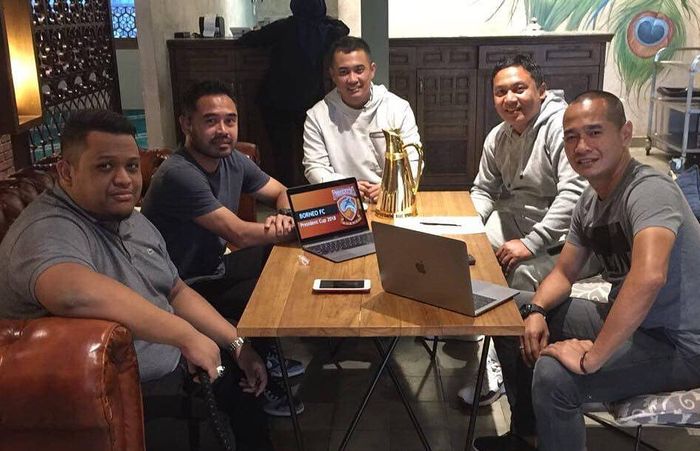 Pemilik Borneo FC, Nabil Husein, berfoto bersama Ponaryo Astaman dan Kurniawan Dwi Yulianto sebelum Piala Presiden 2018 (25/12/2017).