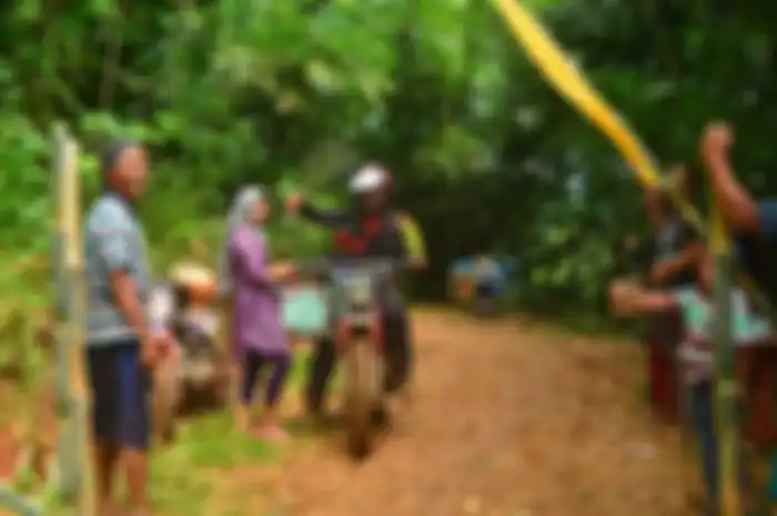 Warga membuatkan portal untuk perbaikan jalan