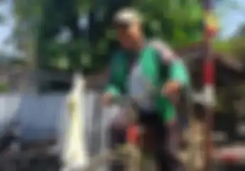 Sedih, Duit Terkuras Buat Servis Motor, Eko Si Driver Ojol Bertahan Antar Pesanan Naik Sepeda   