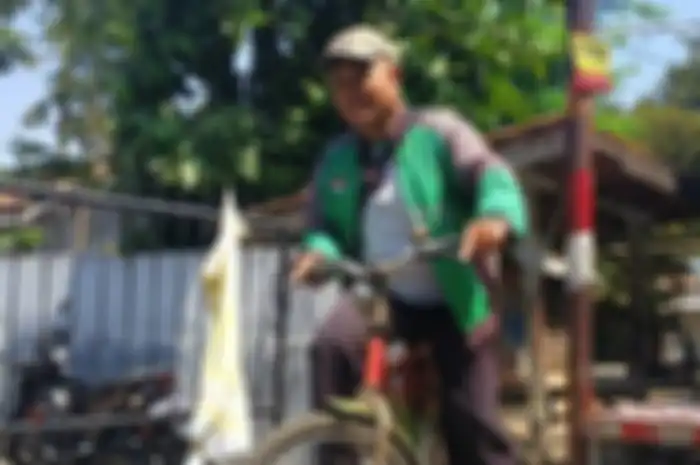 Eko Susilo (47) driver ojol yang kini naik sepeda.