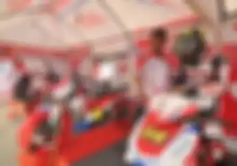 Jarang yang Tahu Kenapa Ban Motor Sebelum Balapan Wajib Dibungkus, Ternyata Ini Fungsinya