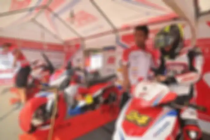 Jarang yang Tahu Kenapa Ban Motor Sebelum Balapan Wajib Dibungkus, Ternyata Ini Fungsinya
