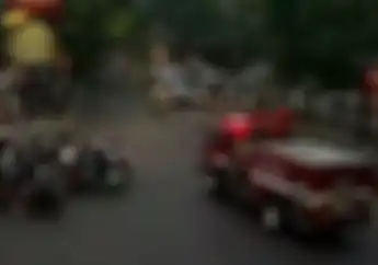 Kesadaran Rendah, Lagi-lagi Mobil Damkar Terhalang Pemotor dan Mobil Pribadi, Giliran Tertabrak Ramai