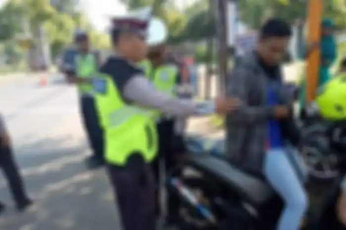 Pemakai knalpot brong ditangkap polisi.
