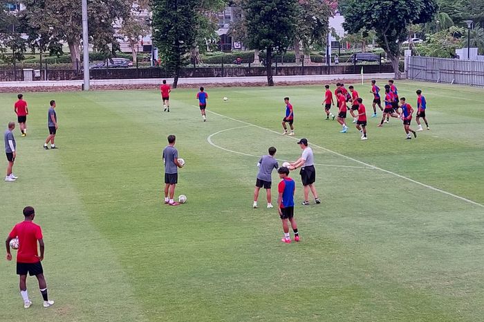 Pelatih timnas U-20 Indonesia, Shin Tae-yong saat memimpin latihan skuad Garuda Nusantara di Lapangan A, Senayan, Jakarta, Sabtu (18/2/2023).