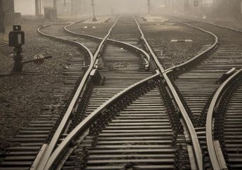 Terlalu Khidmat Mesra-mesraan di Atas Rel Sampai Lupa Daratan, Pasangan Sejoli Ini Nyaris Tewas Terlindas Kereta Api