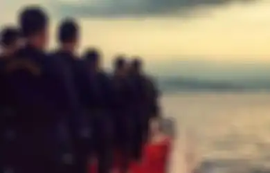 Sajadah Jadi Temuan Tim Pencari KRI Nanggala 402, Foto Prajurit TNI AL Shalat Berjamaah di Atas Kapal Selam Kembali Viral, Netizen: Mbrebes Mili Lihatnya