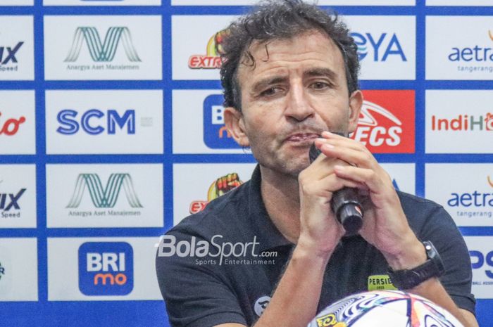 Pelatih Persib Bandung, Luis Milla, sedang memberikan keterangan kepada awak media setelah laga pekan ke-33 Liga 1 2022 di Stadion Indomilk Arena, Tangerang, Banten, Minggu (9/4/2023) malam.