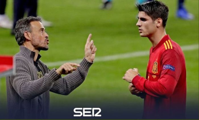 Pelatih timnas Spanyol, Luis Enrique, berbicara dengan Alvaro Morata.