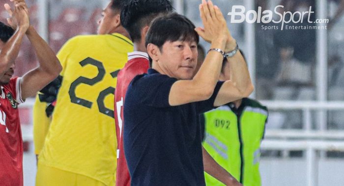 Pelatih timnas U-20 Indonesia, Shin Tae-yong (tengah), sedang memberikan salam kepada sejumlah suporter setelah laga Turnamen Mini Internasional di Stadion Gelora Bung Karno, Senayan, Jakarta, Selasa (21/2/2023) malam.