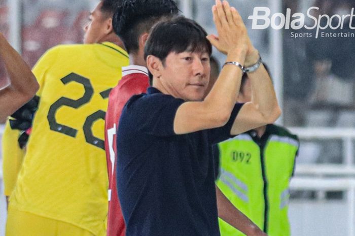 Pelatih timnas U-20 Indonesia, Shin Tae-yong (tengah), sedang memberikan salam kepada sejumlah suporter setelah laga Turnamen Mini Internasional di Stadion Gelora Bung Karno, Senayan, Jakarta, Selasa (21/2/2023) malam.