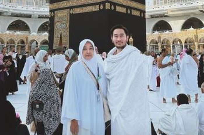 Jeje sampaikan kabar duka meninggalnya sang ibunda, Farida Budyarti.  