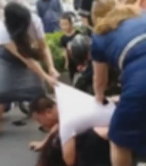 Pelakor Ditendang hingga Ditelanjangi Istri Sah di Depan Umum, Sang Suami Malah Mati-matian Lindungi Selingkuhannya dari Amukan Istrinya