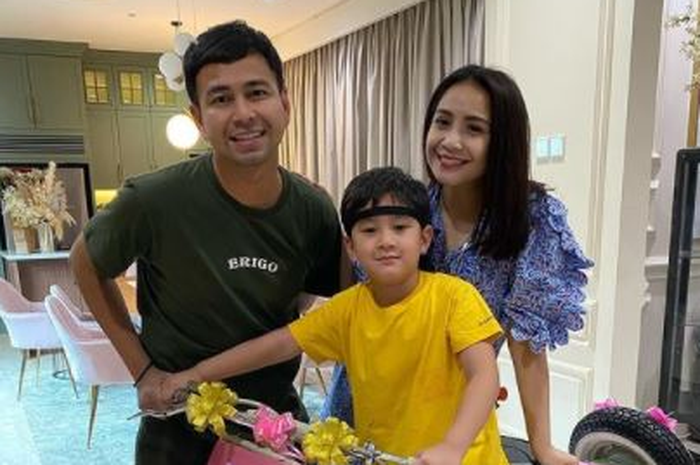 Nagita Slavina ,Raffi Ahmad dan Rafathar.