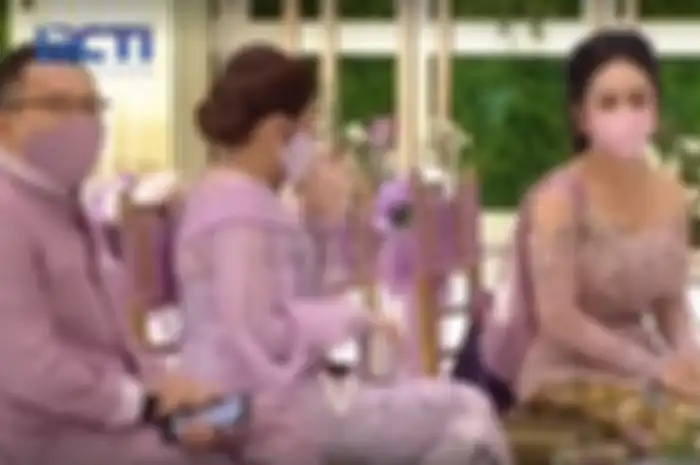 Krisdayanti duduk berdampingan dengan Ashanty dan Anang Hermansyah.