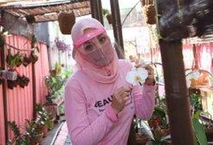 Mantan Putri Indonesia, Angelina Sondakh, sedang berkebun saat ditemui di Lembaga Kemasyarakatan (Lapas) Pondok Bambu, Jakarta Timur.