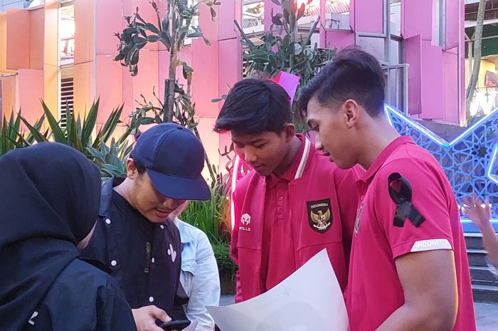 Kiper timnas U-20 Indonesia, Aditya Arya Nugraha (kanan memakai pita hitam) saat berbincang dengan Arkhan Kaka saat ditemui awak media di Kawasan FX Sudirman, Jakarta, Jumat (31/3/2023).