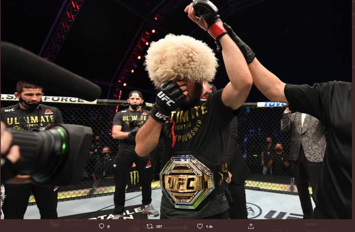 Petarung kelas ringan UFC, Khabib Nurmagomedov, menangis setelah menjadi pemenang pada ajang UFC 254, Minggu (25/10/2020).