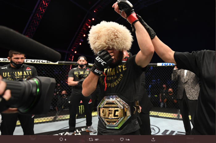 Petarung kelas ringan UFC, Khabib Nurmagomedov, menangis setelah menjadi pemenang pada ajang UFC 254, Minggu (25/10/2020).