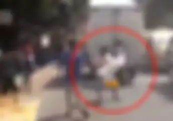 Video Bajing Loncat Santai Menjarah Barang dari Mobil Box, Kondisi Jalan Macet, Pemotor Cuek
