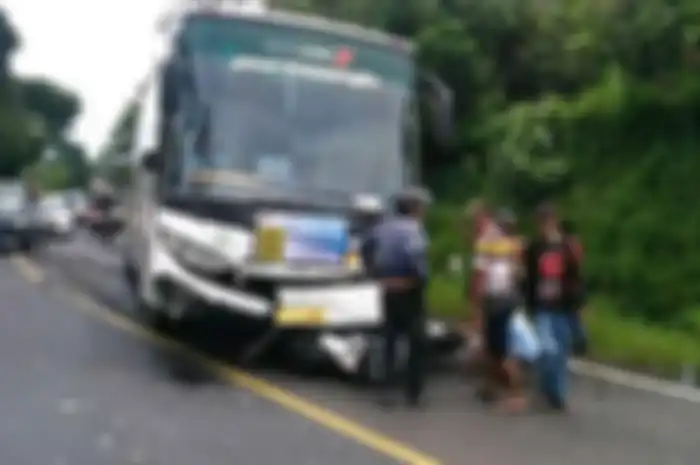 Hindari terlindas bus atau truk saat menyalip, pemotor harus paham rumus PDA.