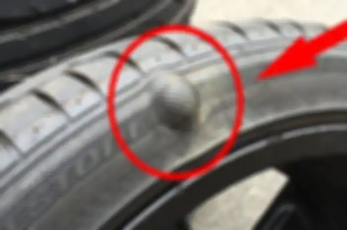Ban motor benjol karena menghantam jalanan rusak.