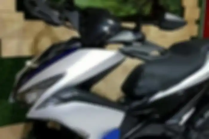Getaran di setang Yamaha Aerox bisa dihilangkan dengan karet sandal jepit.