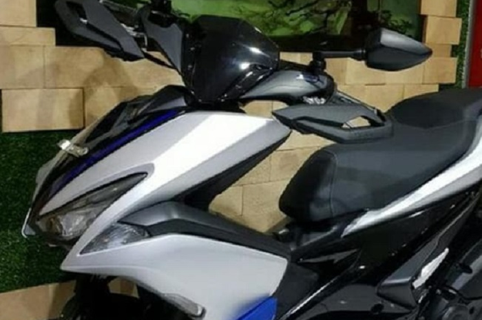 Getaran di setang Yamaha Aerox bisa dihilangkan dengan karet sandal jepit.