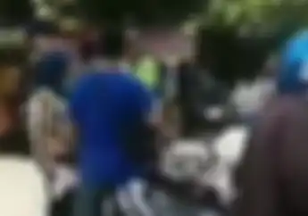 Geger, Emak-emak Ngamuk dan Ajak Debat Polisi Soal Helm Saat Mau Ditilang, Polisi Bengong
