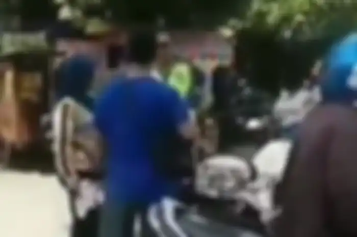 Emak-emak melawan polisi saat akan ditilang di Denpasar.