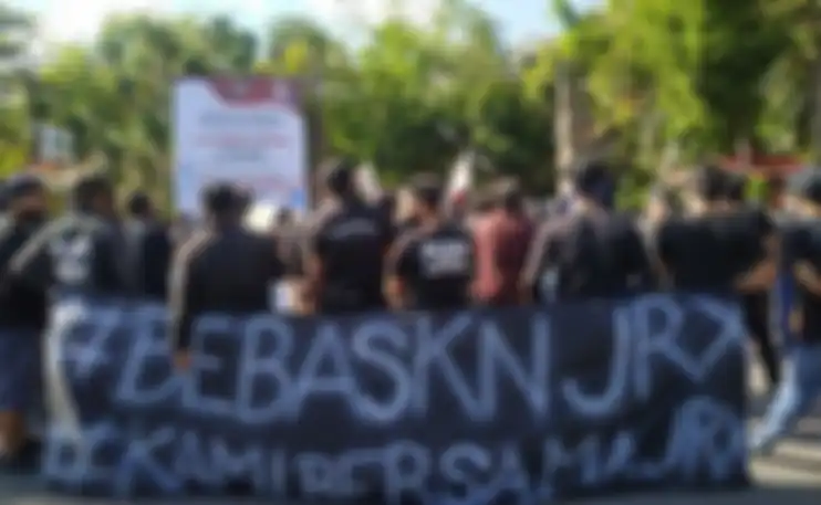 Pekikan Suara Bebaskan Jerinx Menggema di Depan Kantor Gubernur Bali, Masa Lakukan Long March Tuntut Pembebasan Drummer SID dan Pencabutan Pasal Karet!