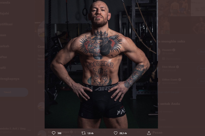 Petarung kelas ringan UFC, Conor McGregor, saat memamerkan bentuk tubuhnya.