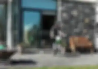 Membunuh Bosan Saat Di Rumah Aja Saat Pandemi Virus Corona , Jonathan Rea Keliling Rumah Pakai Kawasaki KLX 110.