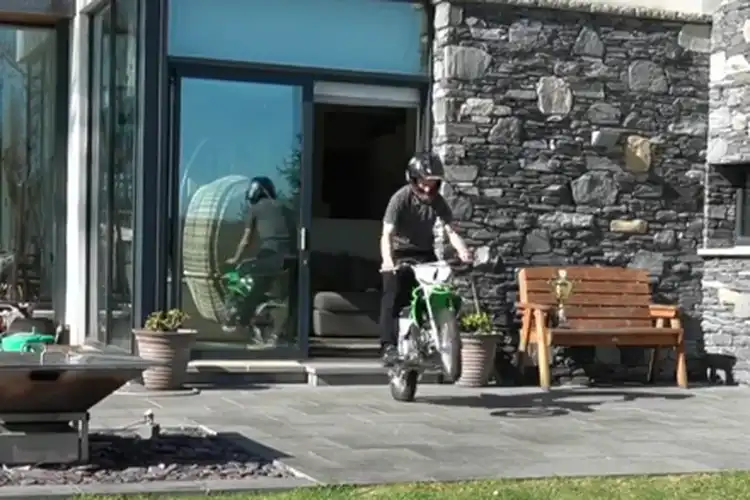Membunuh Bosan Saat Di Rumah Aja Saat Pandemi Virus Corona , Jonathan Rea Keliling Rumah Pakai Kawasaki KLX 110.