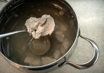 Heran Lihat Mertua Kalau Rebus Daging Tinggalkan Sendok di Pancinya, Hasilnya saat Buka Tutup Panci Buat Melongo Satu Rumah!