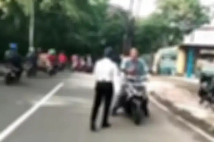 Petugas Dishub dimaki-maki pemotor yang lawan arah di Kembangan, Jakbar.