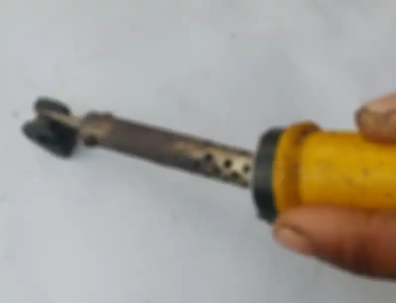 Gunakan solder sebagai pemanas untuk menambal sliding piece yang aus