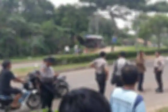 Polisi blokir jalan di Pagedangan Tangsel usai terjadi pemukulan terhadap warga oleh bikers.