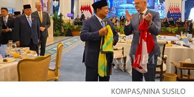 Lupakan Rivalitas Timnas Indonesia dan Australia di Kualifikasi Piala Dunia 2026, Presiden Prabowo dan PM Albanese Tukar Jersey