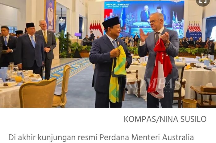 Presiden Prabowo dan PM Albanese bertukar jersey timnas Indonesia dan Australia. 
