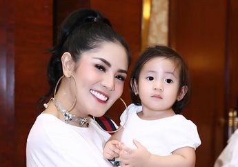 Anak Perempuannya Sudah Semakin Besar, Intip Gaya Fashion Kembar Nindy Ayunda dan Kanara yang Super Modis!
