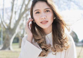 Acha Sinaga Tampil Feminin Kenakan Floral Dress, Kekinian Banget deh Stylenya!