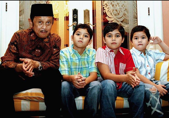 Pernah Foto Bareng Saat Kecil, Al Ghazali dan El Rumi Panggil BJ Habibie dengan Sebutan Eyang!